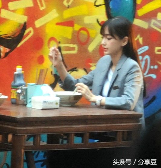 Baby与邓伦街头拍戏 嘟嘴吃面条呆萌认真 经历假吃造谣后都认真吃