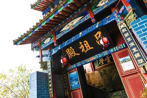 实拍腾冲云峰山九十度斜坡，海拔2445米有一口井水，科学无法解释