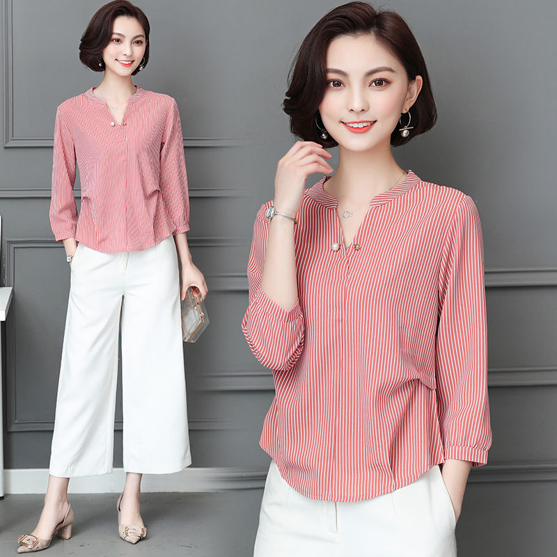 老婆一米55，但从不穿高跟鞋，穿这“小衫”+牛仔裤，显高到爆