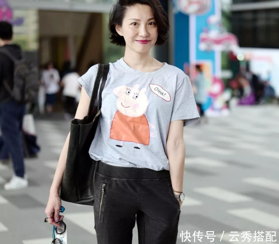 小姐姐上身显瘦又迷人,小蛮腰立显,整体呈现高雅大气有韵味!