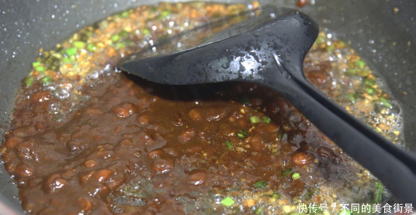 老北京炸酱面炸酱的做法,酱香浓郁,味道不比面