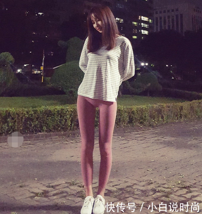 街拍美女:白皙甜美的紧身打底裤小姐姐,焕发出女人的精彩