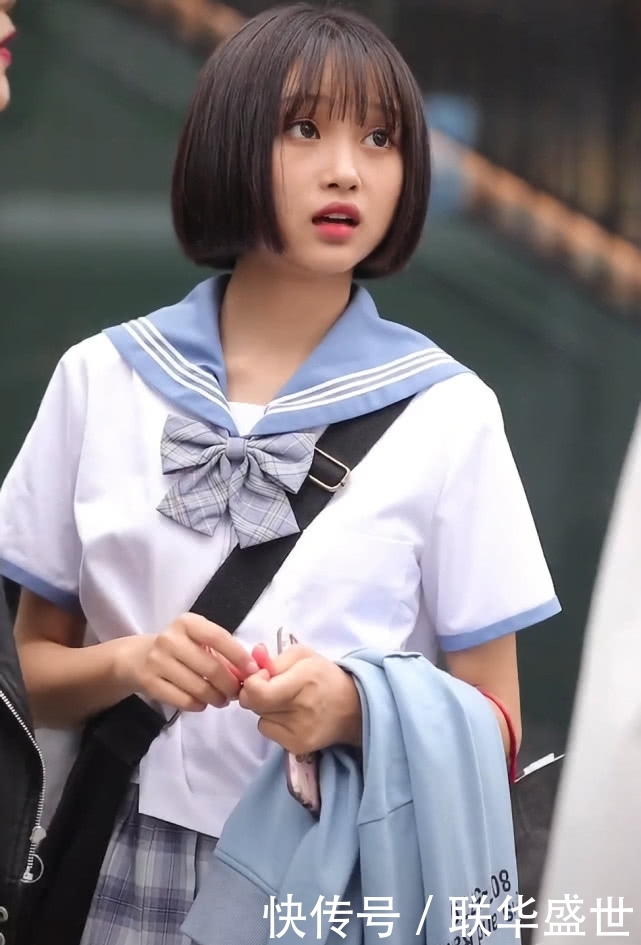【校长】17岁女孩穿校服,因“西米露袜”意外变潮,校长看了想夸洋气!