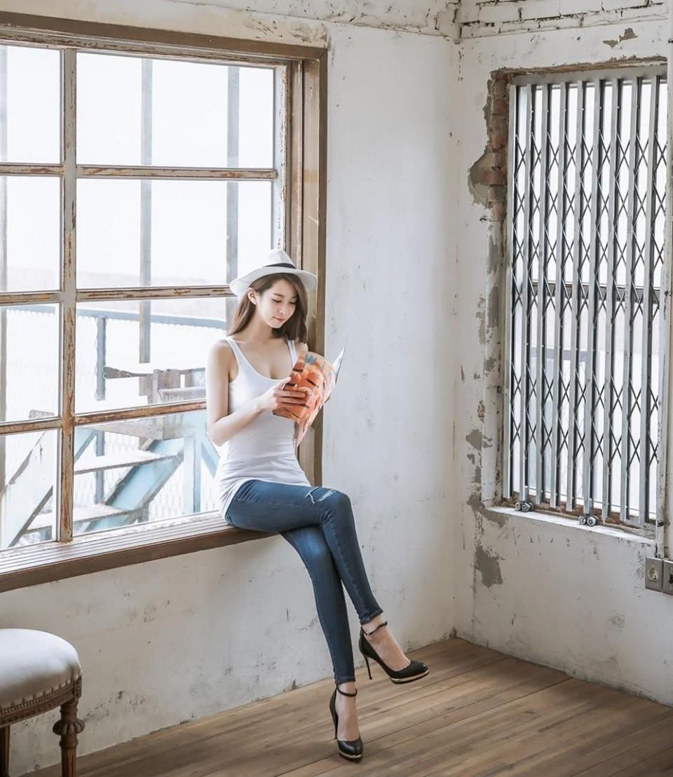 身材丰腴美女，高颜值气质佳