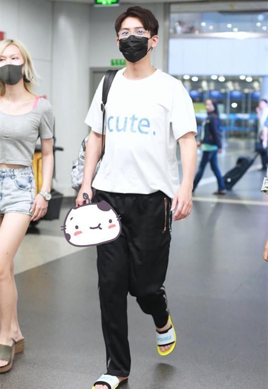 熊梓淇来了，每次穿的鞋子都挺特别，小伙子很有想法啊!