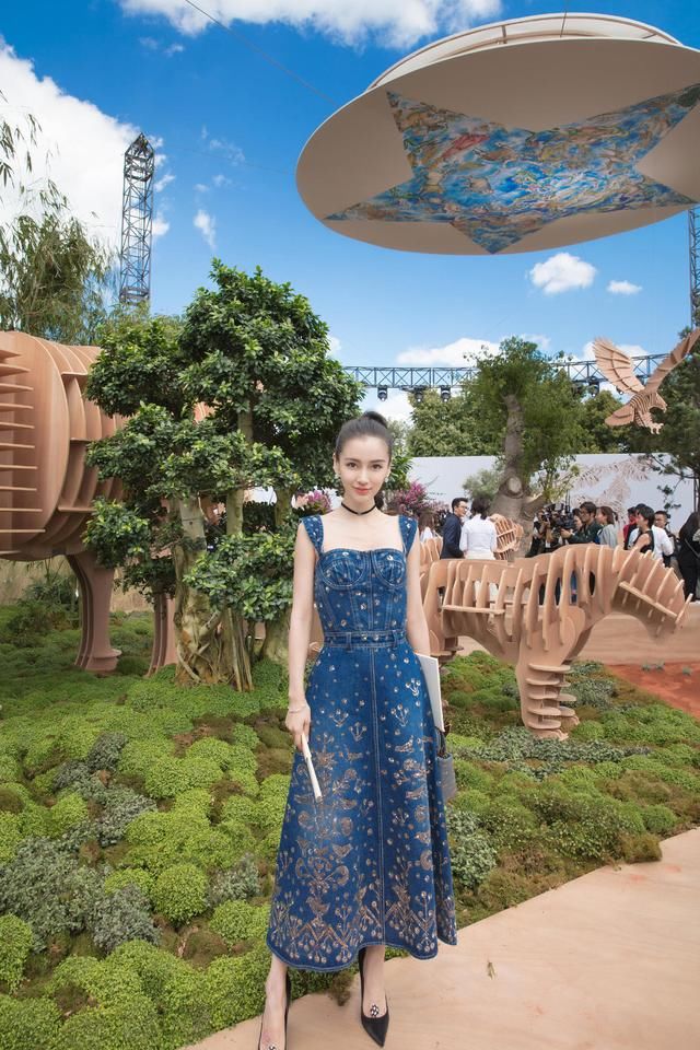  真的：Angelababy真的漂亮！穿牛仔刺绣长裙高挑纤细，看上去知性魅力