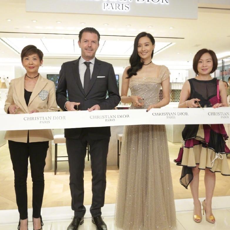 36岁陈法拉身穿红色吊带连衣裙出席活动，性感优雅，网友：真会穿