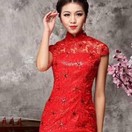 这样一款中式的旗袍婚服，让你的婚礼增添上一抹中国红！