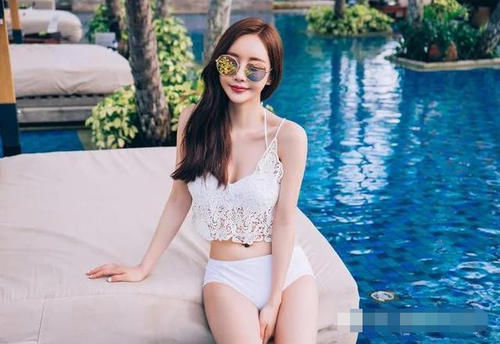 纯白蕾丝镂空修身比基尼泳衣,看起来高贵优雅,更有性感女人味
