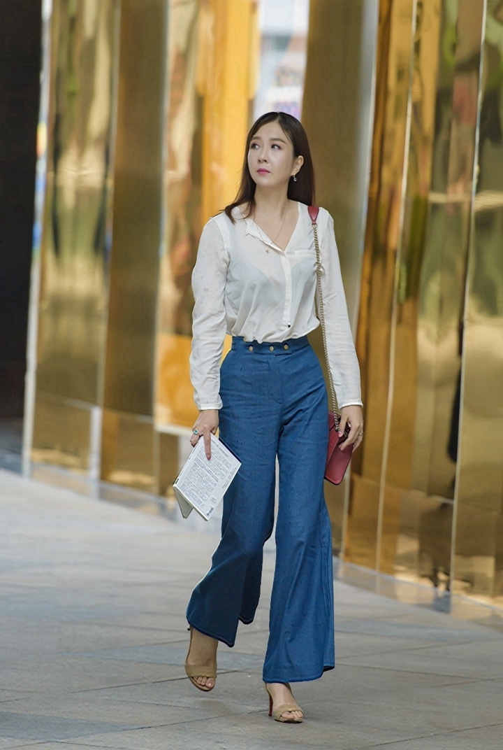 穿职业套装的小姐姐,身材高挑圆润,气质优雅迷人!