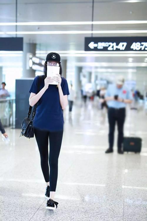 娜扎输给了关晓彤！不仅腿短，还九曲十八弯？