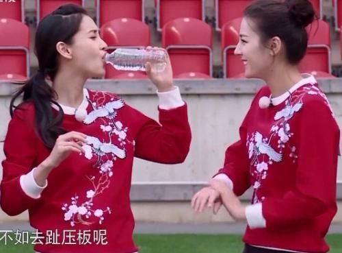 女星防掉口红的喝水方法：神仙姐姐刘亦菲最优雅，范爷比较霸气