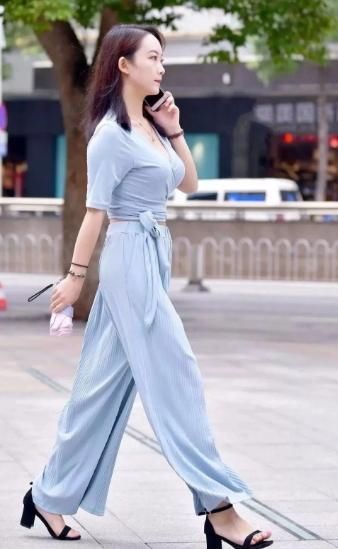 街拍：十分清纯的美女，身穿一袭淡蓝色裙裤，让人移不开眼睛