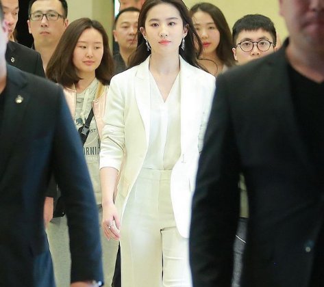 李小璐机场街拍意外遇上刘亦菲，可两人差距还是那么大