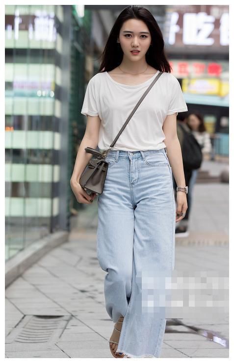 街拍：图三不愧是时尚达人，只能穿在家里的“睡衣”，她逛街穿！