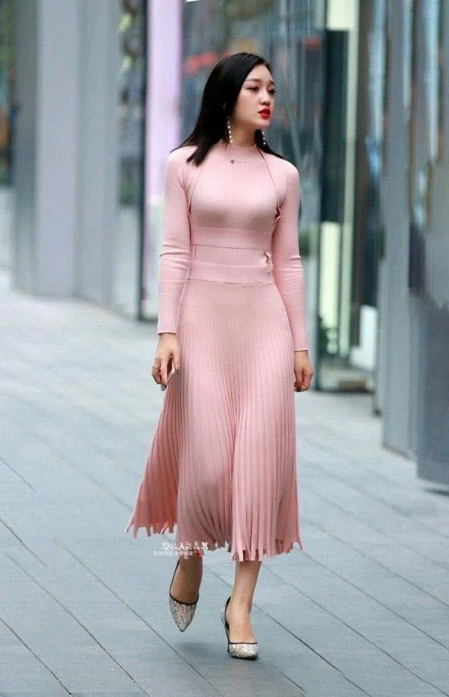 时尚尤物惊现街头，吊带紧身热裤性感迷人，图1堪称极品