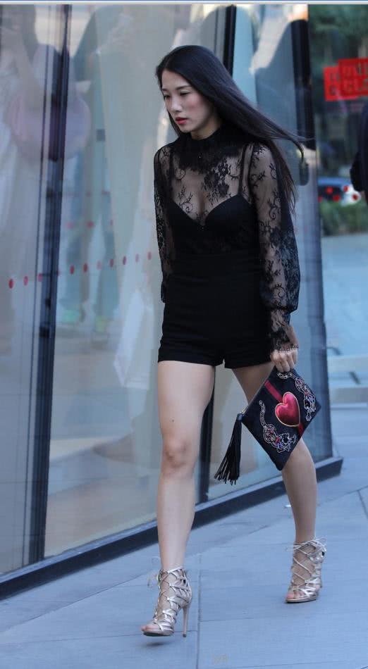 性感小女人，黑色性感蕾丝上衣显丰腴身材，网友道：这打扮，真大