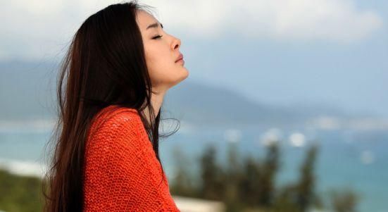 杨幂身材筷子腿超抢镜，但80%的人都存在的问题，你留意到了吗