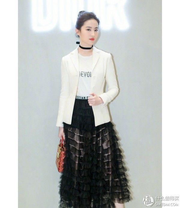 T恤plus过膝裙，开挂的夏天有它们就够了