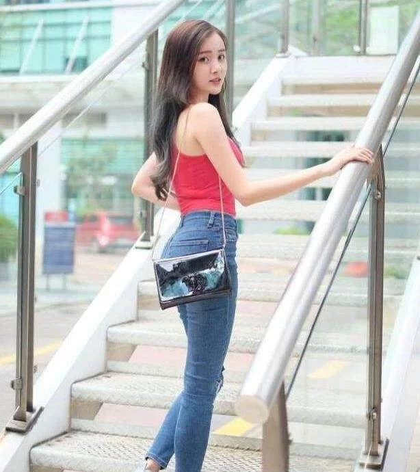 街拍：夏季简单的牛仔裤，让女性展现窈窕的曲线与优雅！