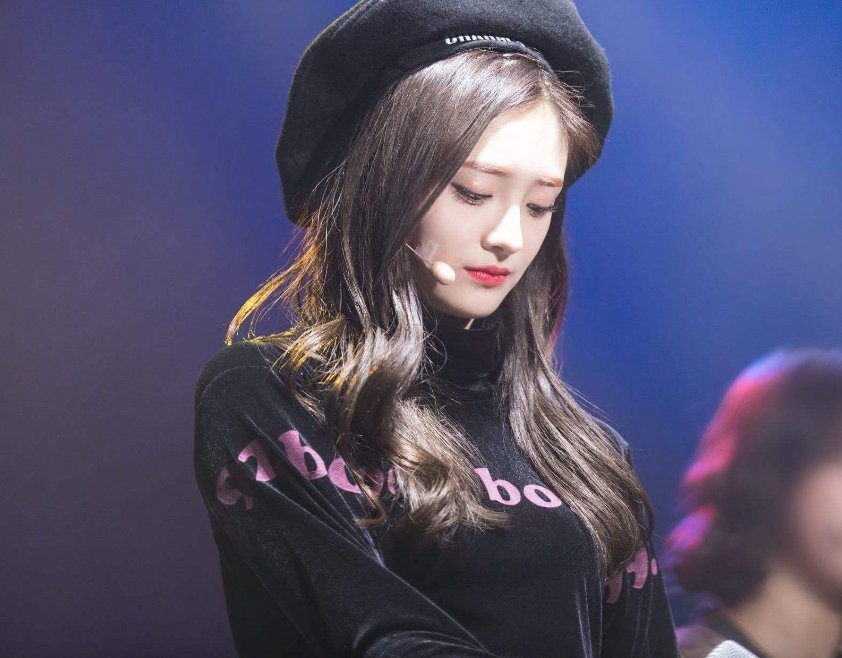 周洁琼弯腰手按胸口上防走光，网友:不捂着也没什么看头!