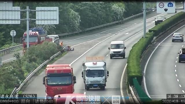 「倒车」货物掉落，半挂车高速主线倒车