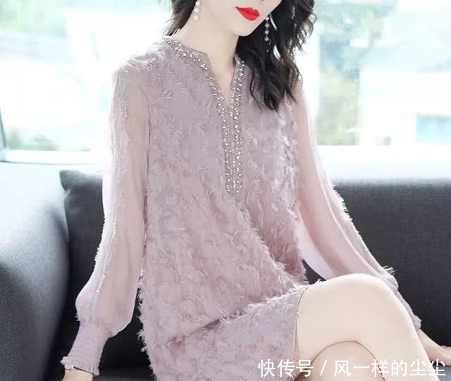  优雅：女人再美，别穿花枝招展！“小香风”春裙＋平鞋，衬得高雅又减龄