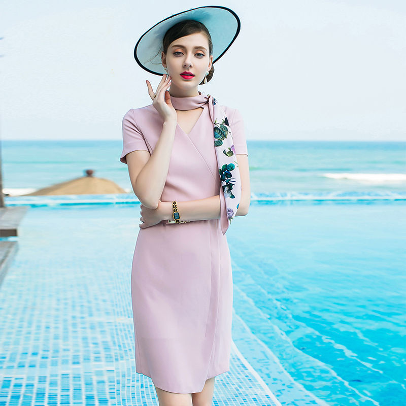 传统连衣裙落伍了!超火的“美嫩”裙配高跟鞋,适合70后女人