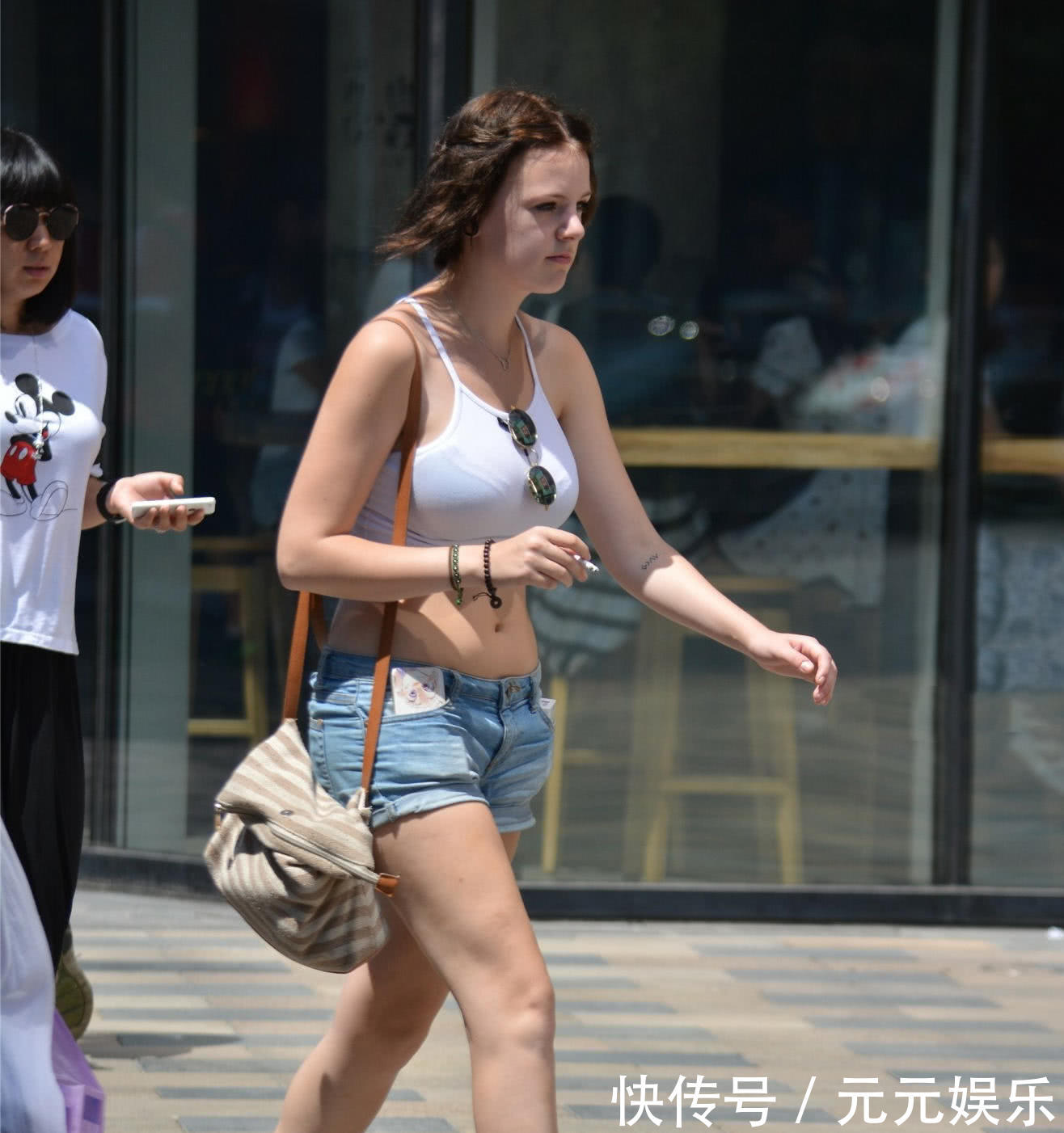 胖胖的洋妞肚兜吊带,超短裤勾勒完美身材,这吸烟姿势真是霸气
