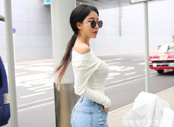 「美女」清爽别致的牛仔裤美女,展现出迷人风采!