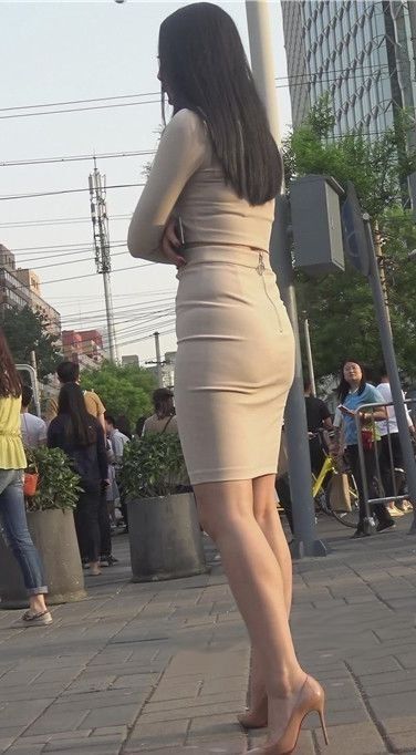 街拍:裸色紧身针织套装不仅保暖又时尚,还能穿出性感女人味