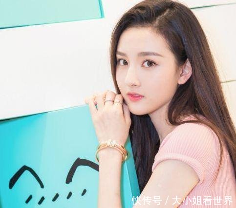 32岁的杨幂穿粉色裙,撞上20岁宋祖儿,原来长相比年龄更重要