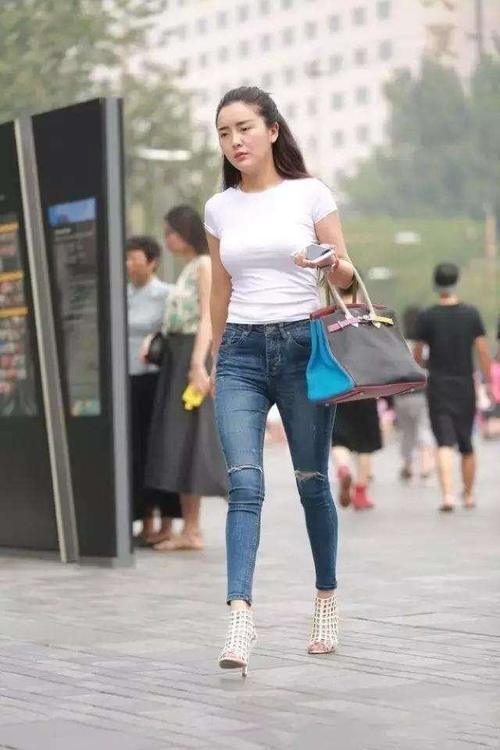 街拍：浅色高领紧身衣, 随便一拍就是艺术大片的效果