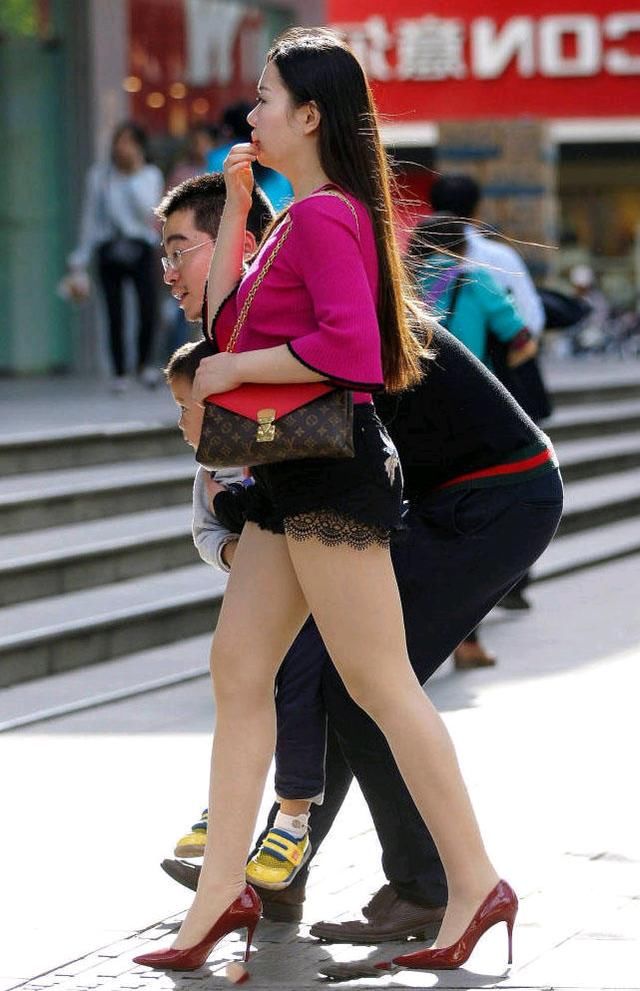 这位靓妹子，令我折服不光是她的外貌，还有她那傲视群雄的身材