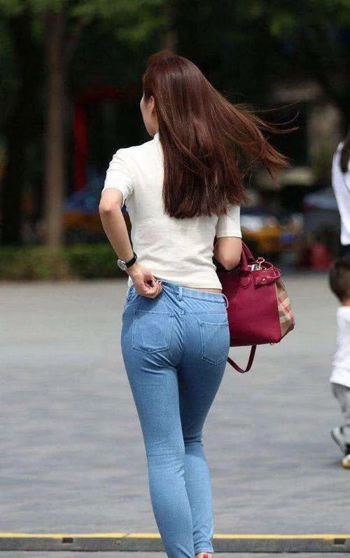 喜欢街拍的女生,更应该选择一条牛仔裤来装饰你的美!