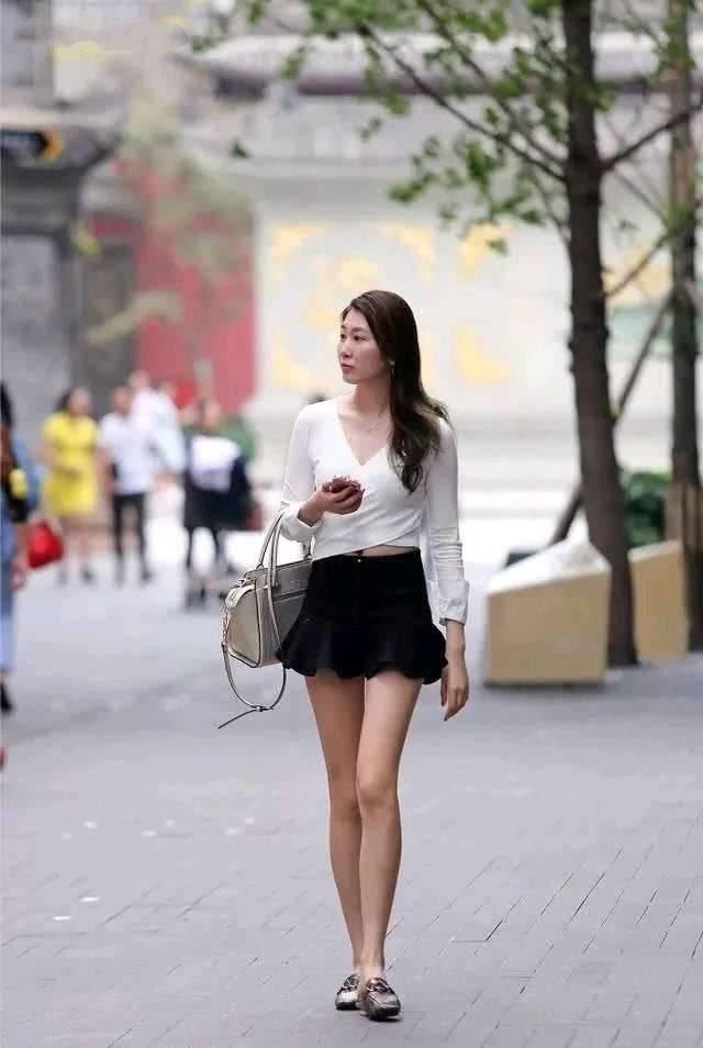 街拍：身材对于一个女人来说，真的很重要。