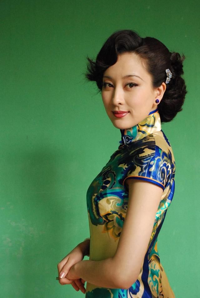 马苏着超短裤一身清凉装伴，网友直呼你的大腿根都快露出来了