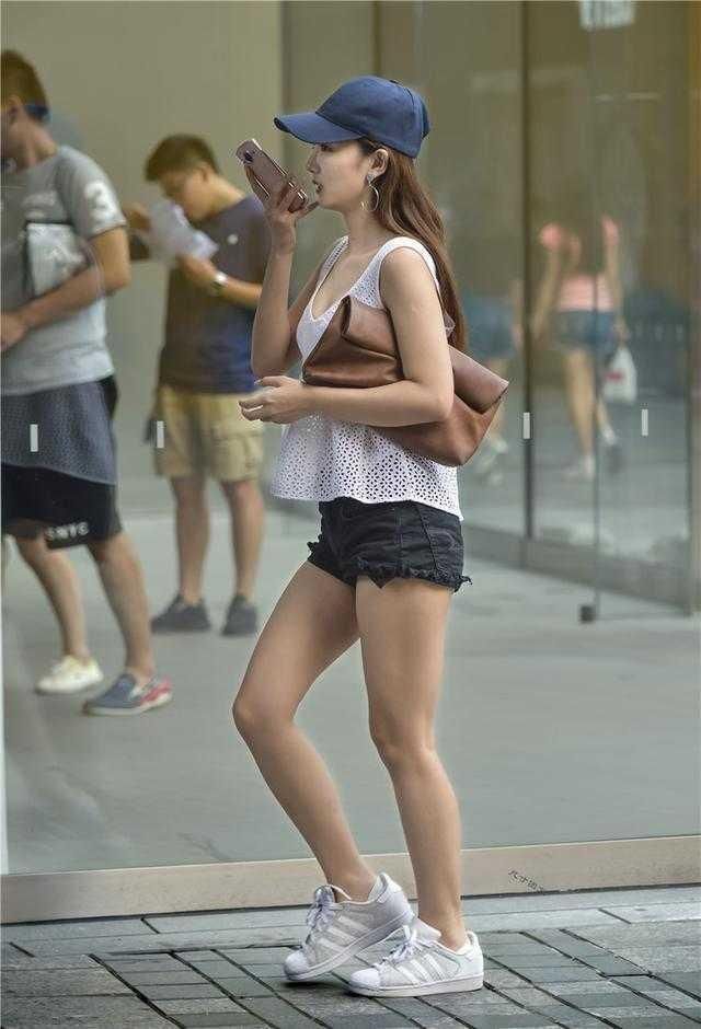 京城小东莞，北京三里屯街拍如云的美女，穿着打扮有个性有品味