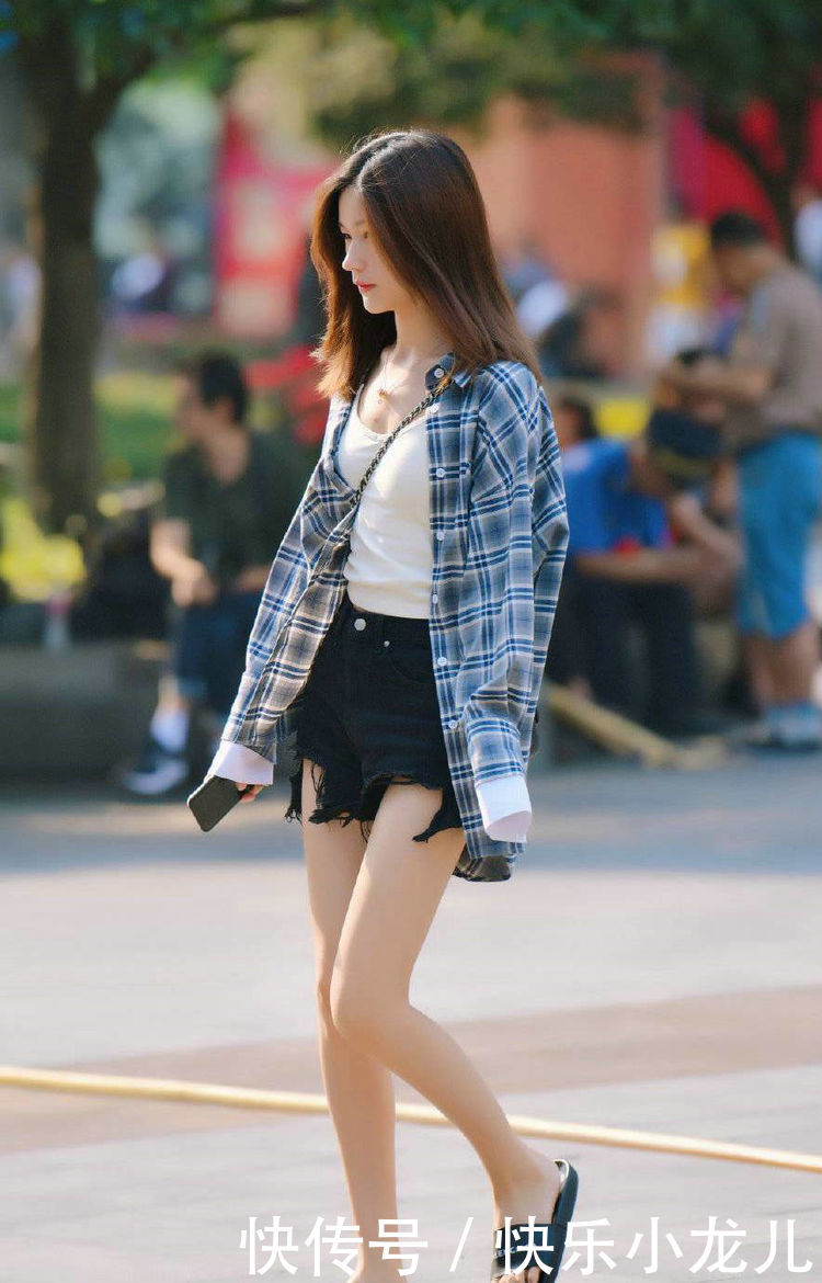 【T恤】街拍:美女穿了一款纯白色的T恤裙,充满了时尚的气息