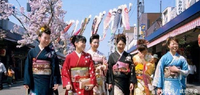 赚中国游客的钱,日本人两字评价引愤怒,国人还贴着脸皮去旅游!