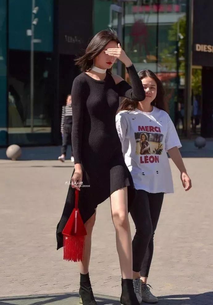 街拍:身高186的女模特带助理逛街，黑裙吸光