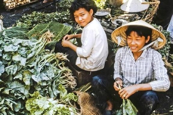 老照片：1969年的越南，芹苴市马路市场上的各种路边摊