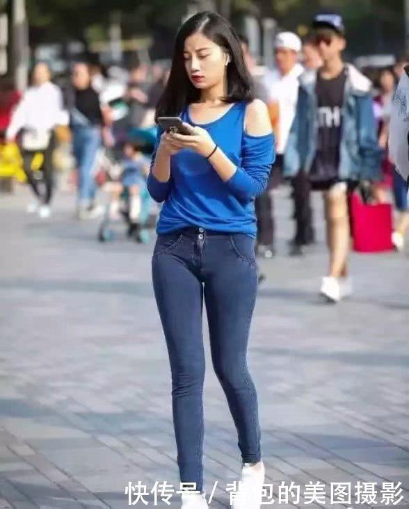 路人街拍，小妹妹穿着练舞蹈的衣服就出来了，收获了不少回头率