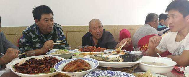  [酒席]农村“吃酒席”怪象，多数农村人不愿意去吃酒席了，有何