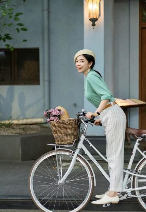  「复古」三木的复古穿搭来啦！奶油绿衬衫配白色条纹高腰九分裤，清新复古