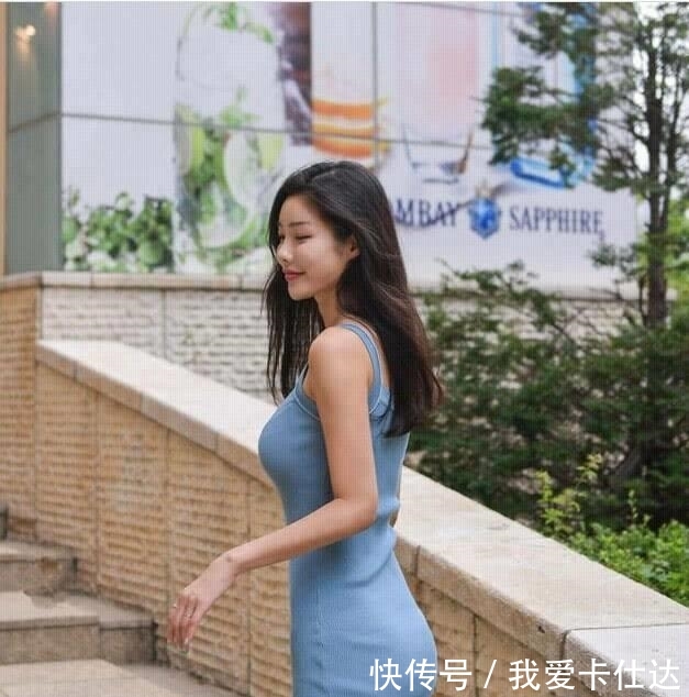  『女孩』街拍：紧身裙诠释了时尚的气息，把街道变成女孩秀身材的主场