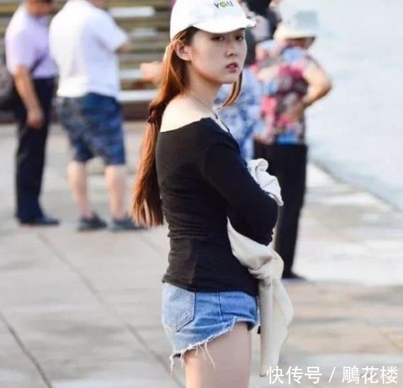  #风范#街拍皎若秋月的美女，一条灰色的连衣裙，时尚气质风范