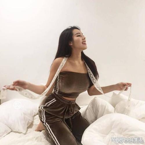 街拍：穿吊带背心的妙龄女郎，这么细的绳子不怕断吗?