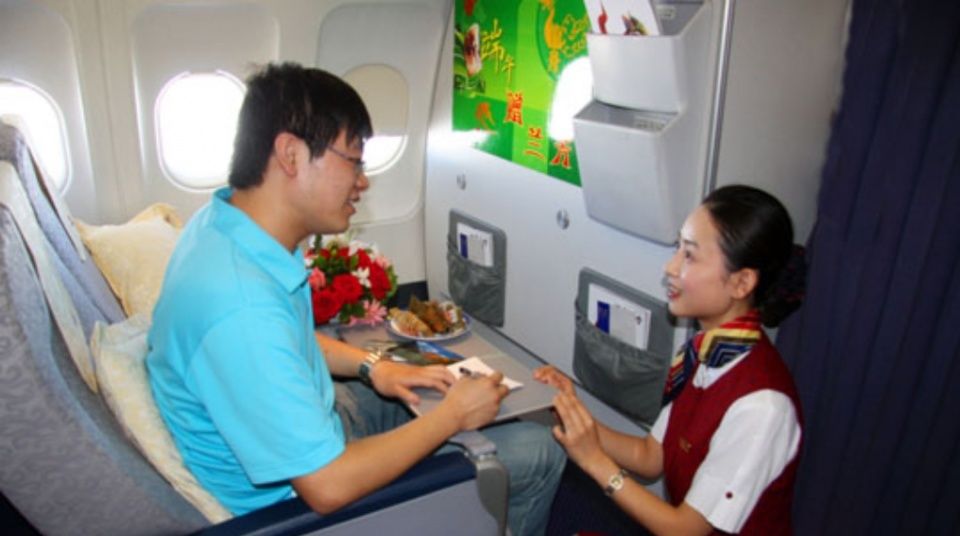 飞机起飞后，空姐为何会把头等舱的布帘拉上？里头藏有什么猫腻