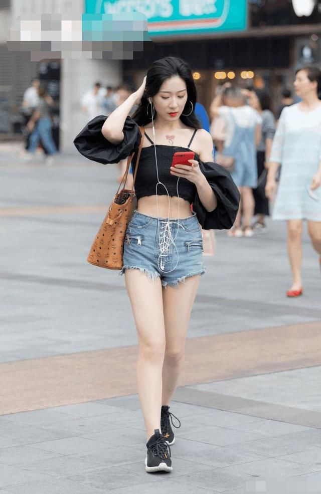 紧身包臀裙，性感又动人